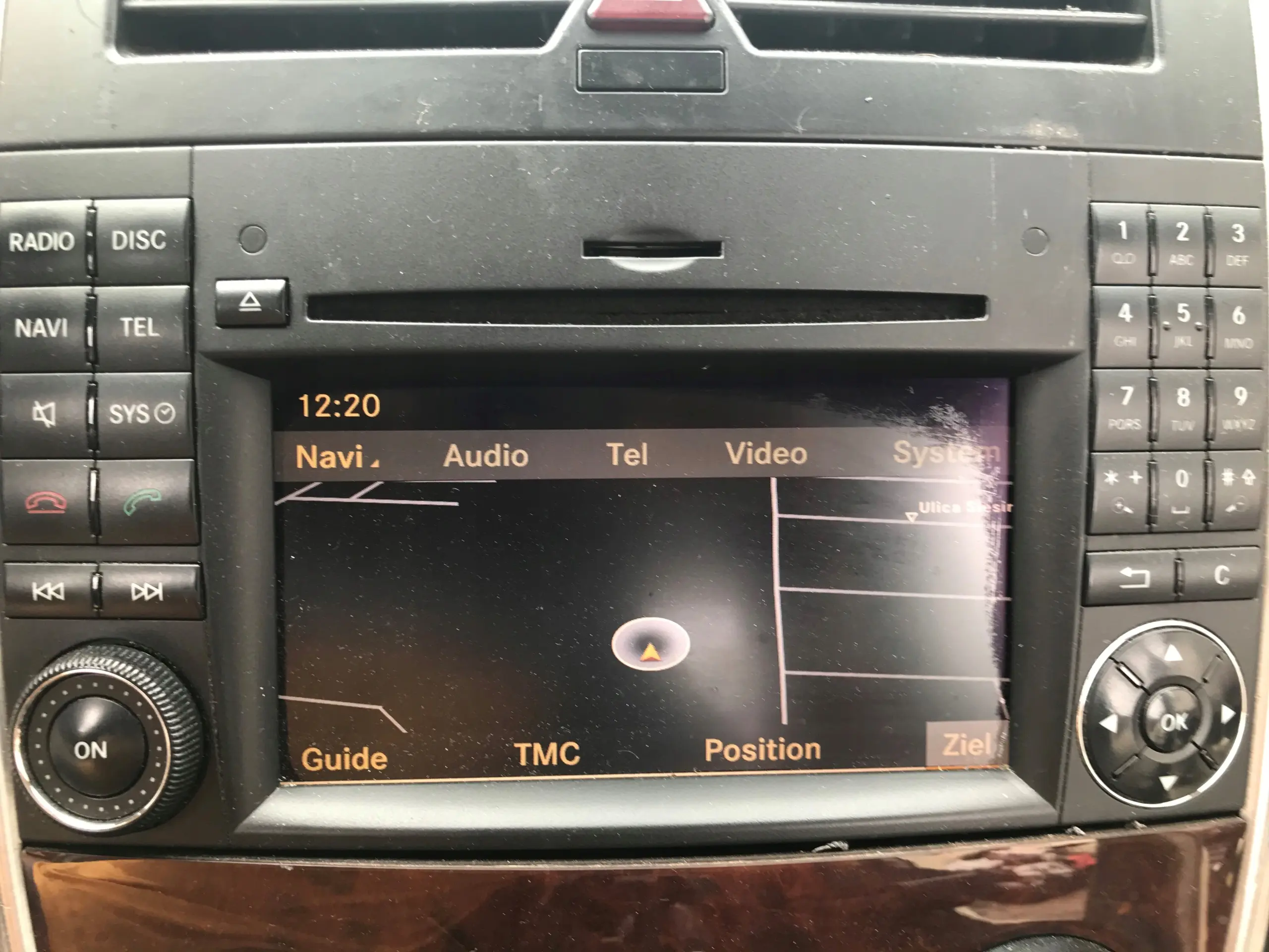 mercedes b klasa nie działa radio - Co oznacza w Mercedesie Serwis B