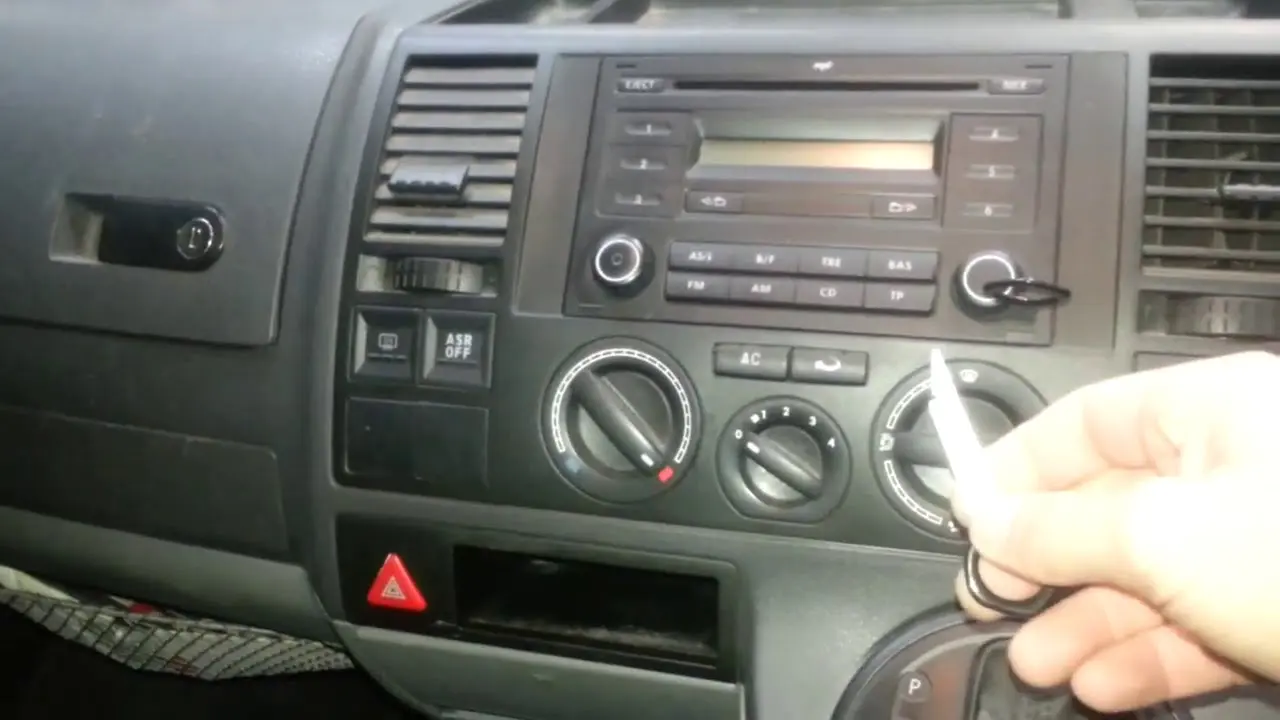 jak wyjąć radio vw t5 - Jak skasowac serwis w VW T5
