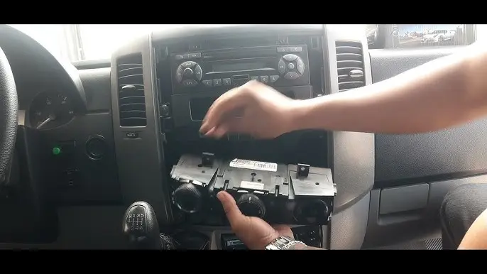 jak wyjac radio mercedes sprinter - Jak wyciągnąć radio VW Crafter