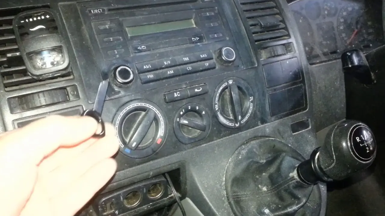 jak wyjąć radio vw t5 - Jak wyjąć radio z VW T5
