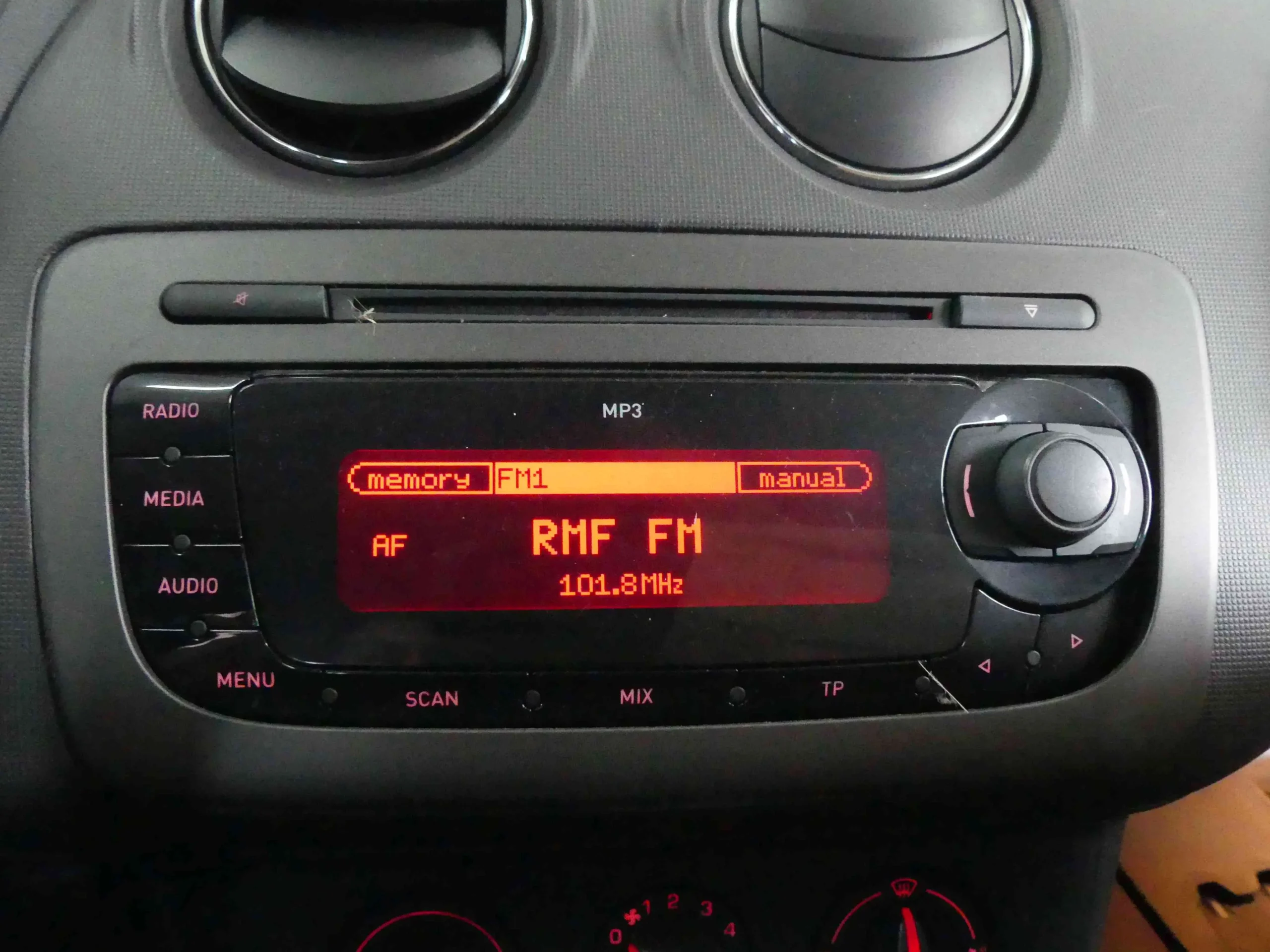 seat ibiza 6j radio instrukcja - Jak zdjac pokrywe silnika Seat Ibiza